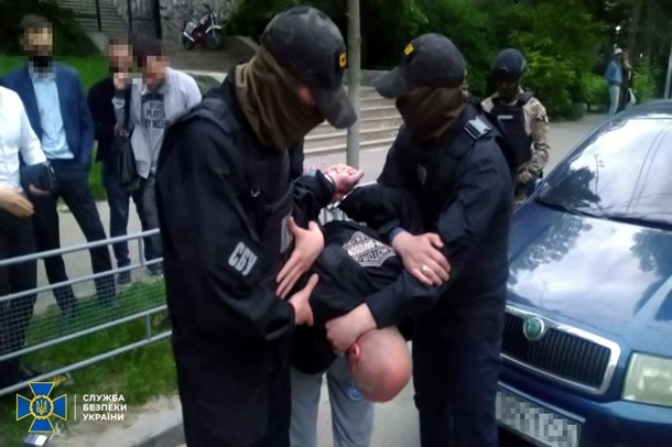 Сбывал оружие и боеприпасы: в Киеве задержали охранника ТЦ