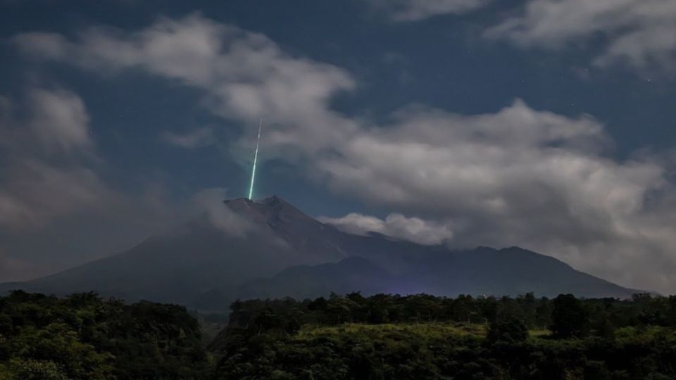 В Индонезии над вулканом запечатлели странный зеленый луч