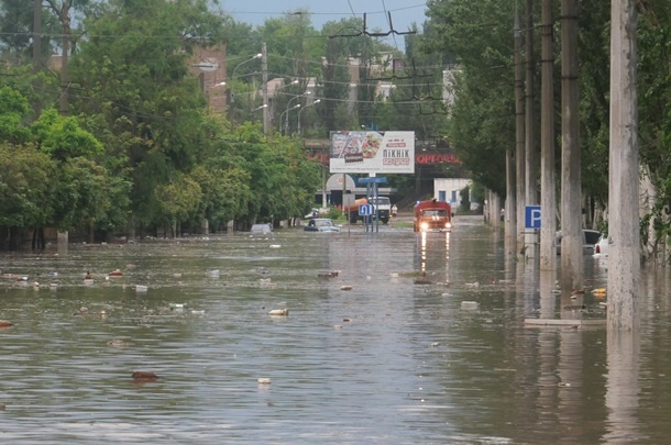 В Мариуполе ливни затопили улицы и дома