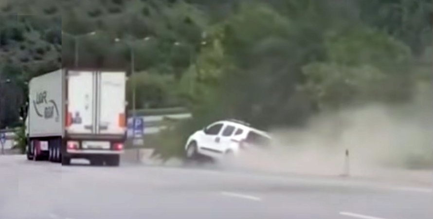 Форсаж по-турецки: грузовик столкнул с дороги легковушку