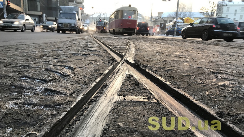 Поскользнулась и попала под трамвай: появились подробности ЧП в Киеве