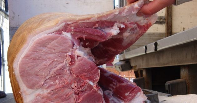 Украинский рынок "накачивают" мясным фальсификатом: подробности