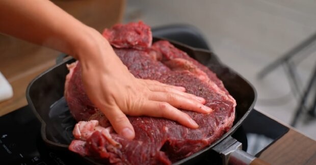 Эксперты объяснили, почему нельзя мыть мясо перед приготовлением