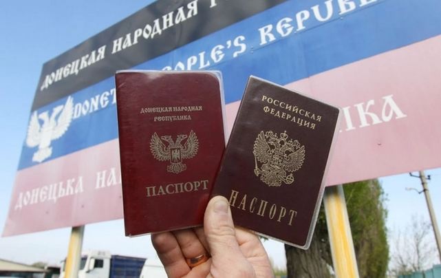"Вы нам должны, у нас паспорт!" Жители ОРДЛО с российскими паспортами атаковали чиновников РФ