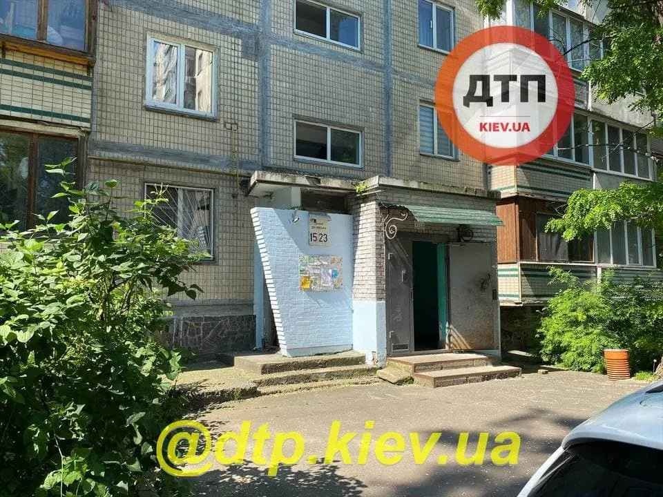 В Киеве около подъезда жилого дома нашли тело мужчины