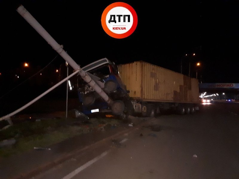 ДТП в Киеве: водитель чудом выжил после удара об столб