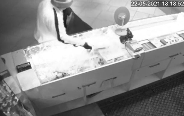 Видео ограбления ювелирного магазина в Киеве появилось в сети