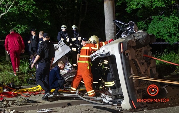 В Днепре Subaru врезался в столб: понадобилась помощь спасателей