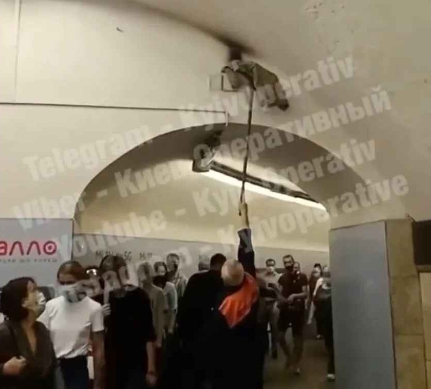 В метро Киева пожар тушили шваброй