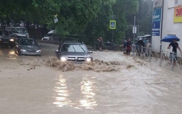 В Ялте дожди вызвали затопления улиц, город залило водой