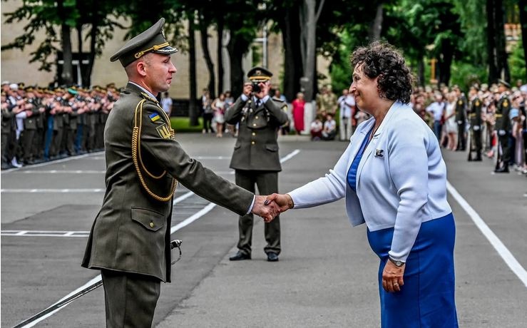 В 2014-м "перелетел" баррикаду боевиков: героя освобождения Мариуполя наградили мечом королевы Британии