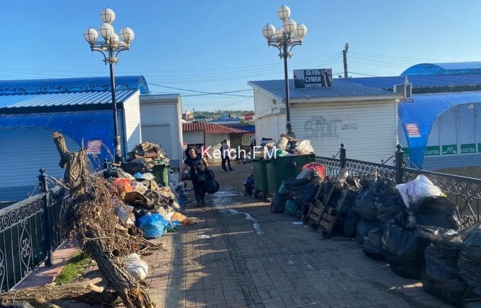Горы мусора: в Керчи сошла вода, люди пытаются спасти имущество