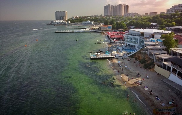 В Одессе Черное море неожиданно позеленело