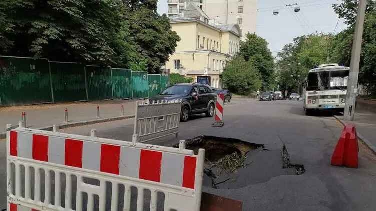 В Киеве часть улицы ушла под землю