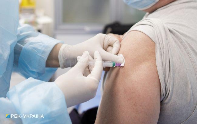 В Украине стартовала вакцинация крупных коллективов