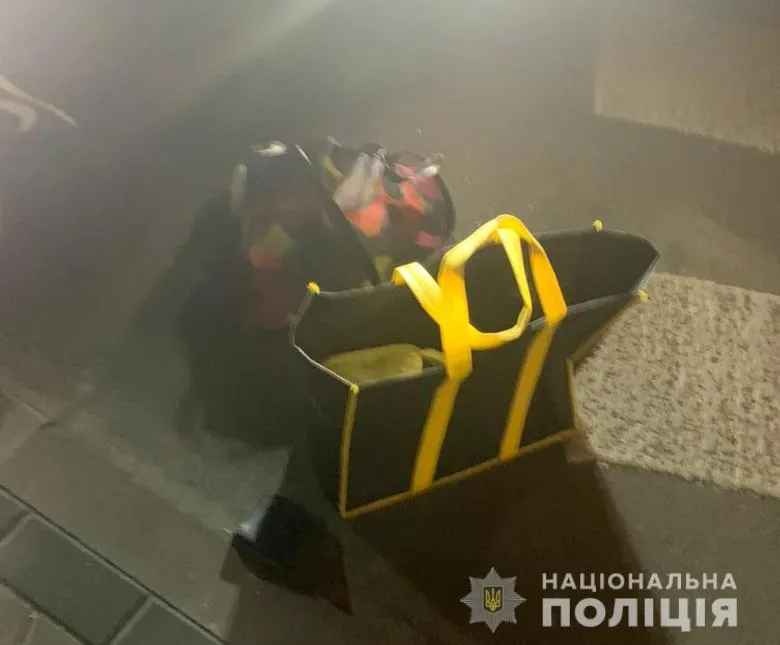 В Киеве рецидивист ударил женщину ножом в живот из-за двух сумок