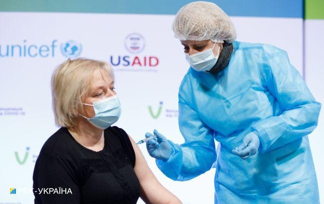 В Киеве открылась онлайн-запись на массовую вакцинацию в МВЦ