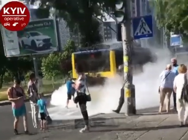 В Подольском районе Киева загорелся троллейбус