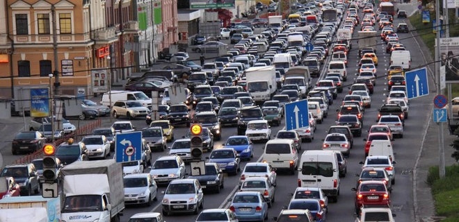 В Киеве ограничивают движение транспорта