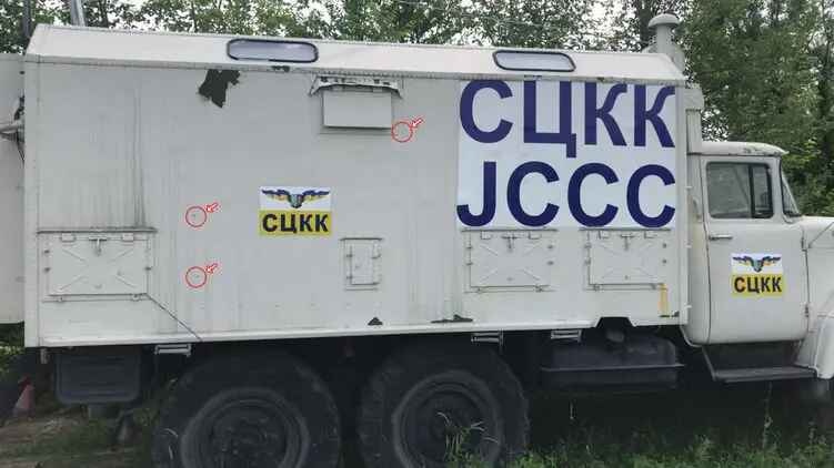 На Донбассе обстреляли автомобиль украинской стороны СЦКК