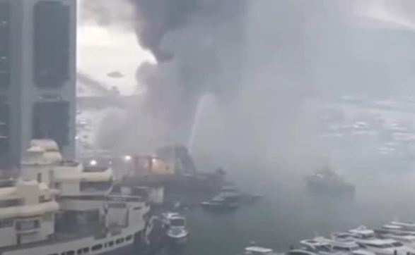 В гавани Гонконга из-за пожара затонули сразу десять круизных лайнеров