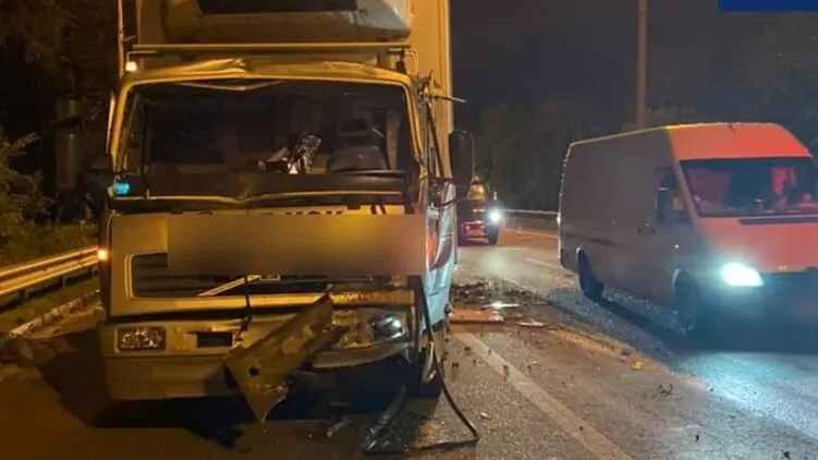 Под Киевом грузовик столкнулся с автобусом: 40 пассажиров подверглись риску