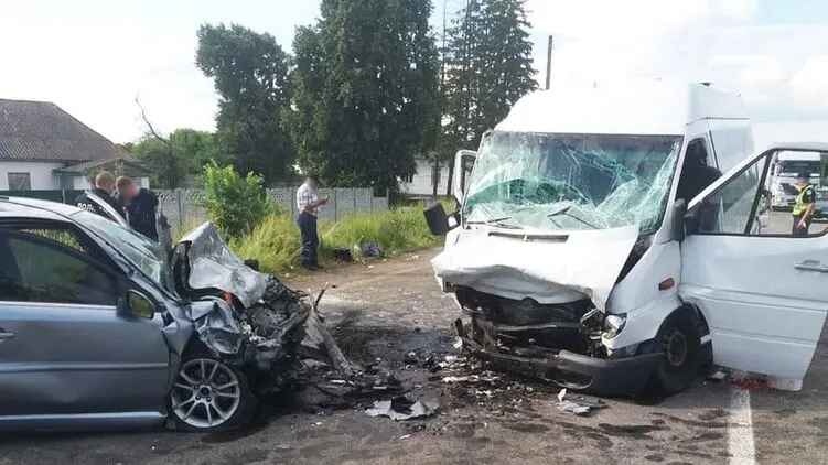 На трассе под Черниговом легковушка врезалась в автобус, много пострадавших