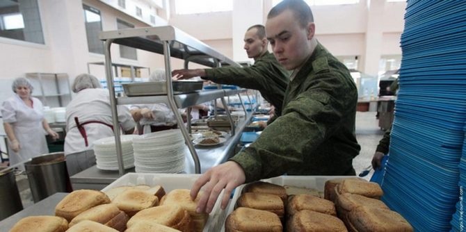 Зато никаких соусов: британский солдат показал "завтрак НАТО" в украинской столовой