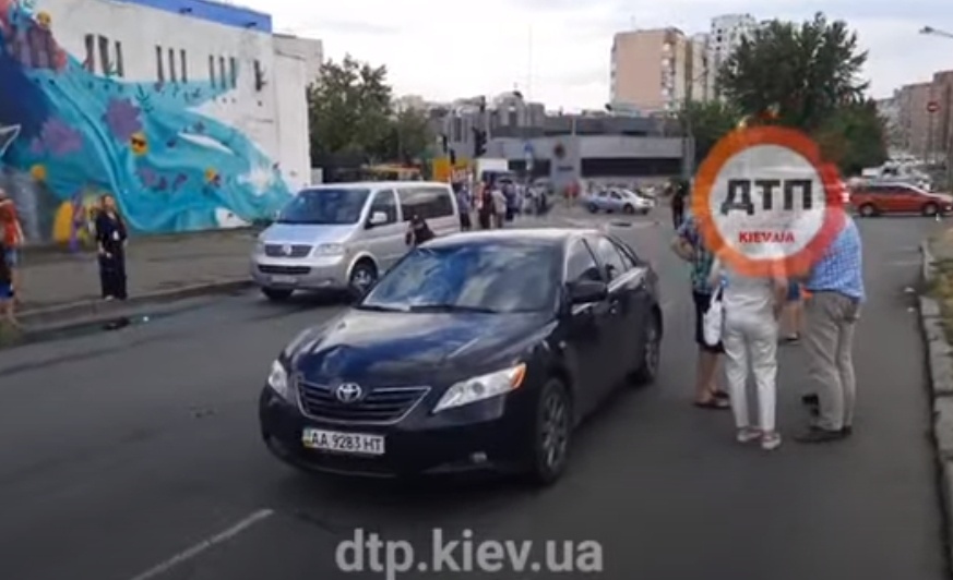 В Киеве на пешеходном переходе легковушка сбила мать с ребенком