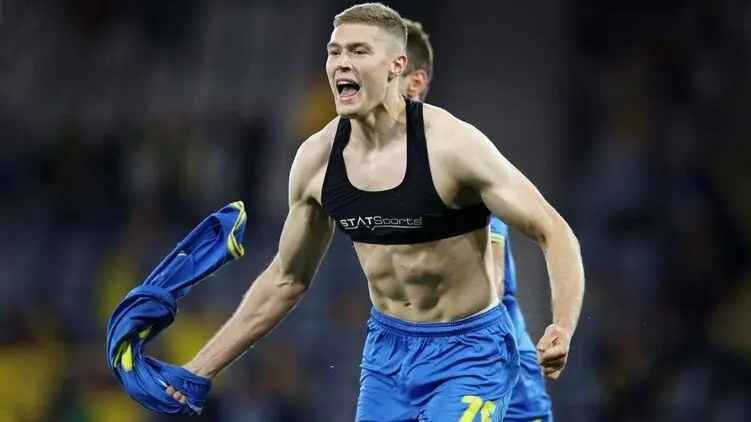 "Лифчик" Довбика: что на самом деле было надето на авторе победного гола в матче Украина-Швеция