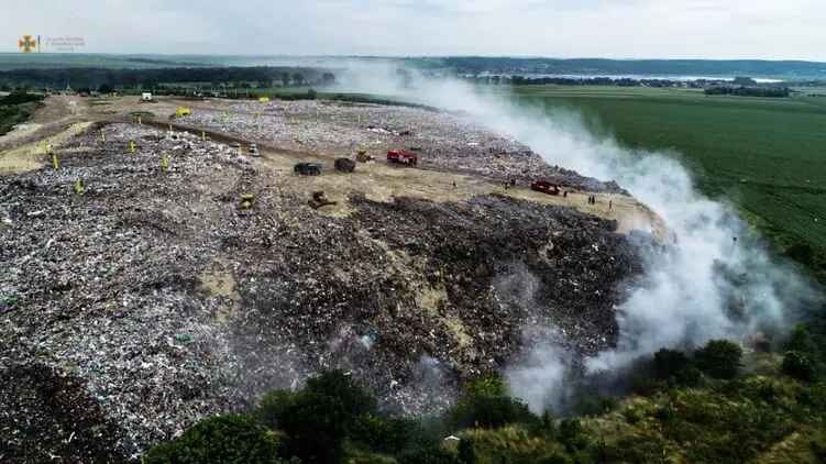 Под Тернополем вспыхнул крупнейший в регионе мусорный полигон