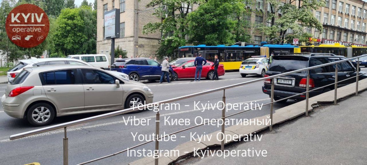 Лобовое ДТП в Киеве: столкнулись Peugeot и Mazda