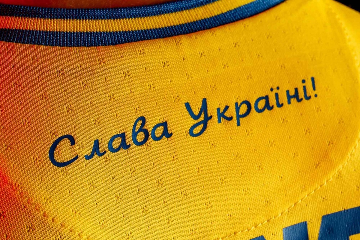 Слоганы "Слава Украине" и "Героям слава" получили статус футбольных символов Украины