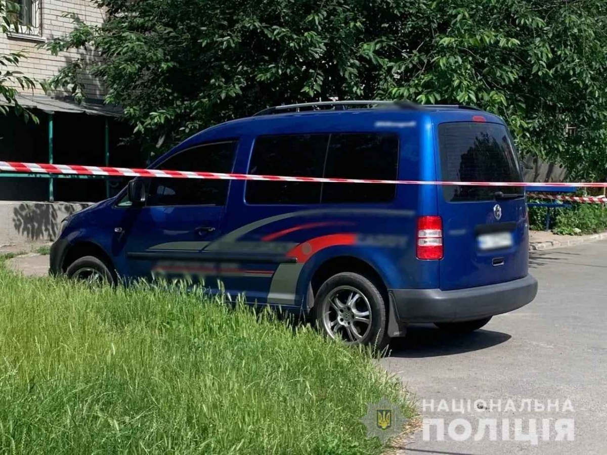 От взрыва спасла случайность: в Борисполе мужчина нашел под днищем авто гранату