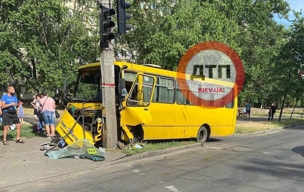 ДТП с маршруткой в Киеве: момент попал на видео