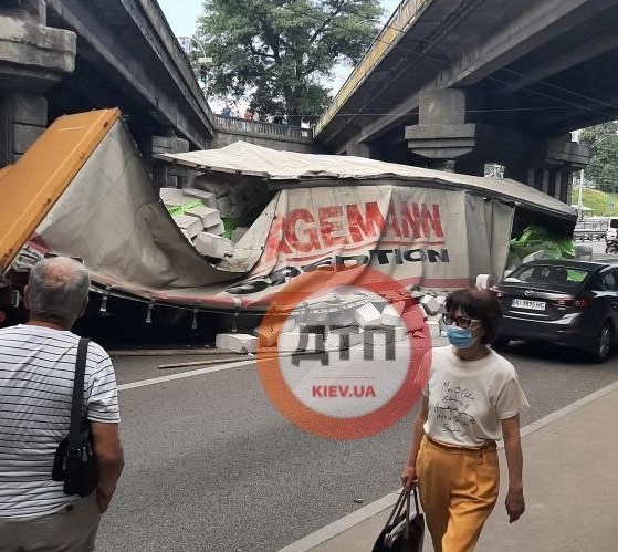 В Киеве на проспекте Победы фура въехала в опору моста и задела несколько авто