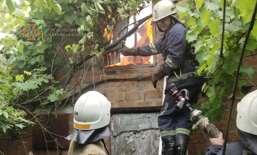 Молния подожгла в дом под Харьковом: он мгновенно вспыхнул