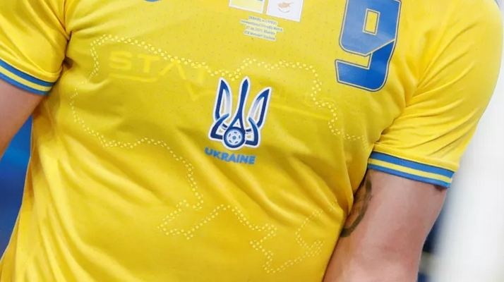 Грубая игра: на английском ТВ карту Украины на форме сборной сравнили с грязным пятном