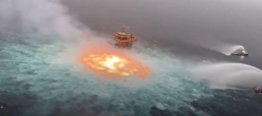 Газопровод вспыхнул под водами Мексиканского залива: кадры огненной воронки