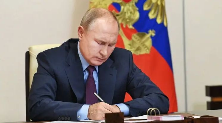 В РФ разрешено только "русское шампанское": Путин подписал указ