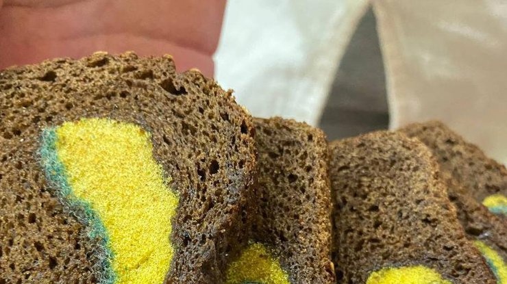 В Днепре в супермаркете продали хлеб с "сюрпризом"