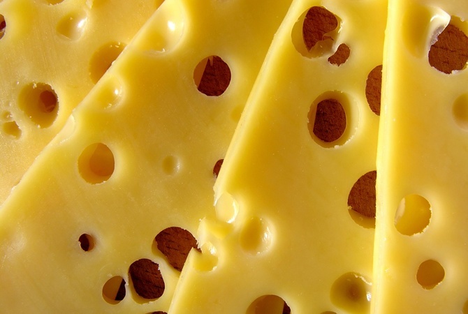 Фальсификат сыра: производители все чаще заменяют молоко пальмовым маслом