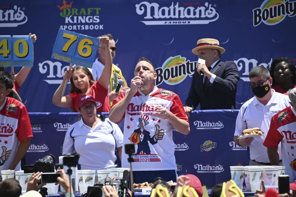 Чемпион мира по поеданию хот-догов установил новый рекорд