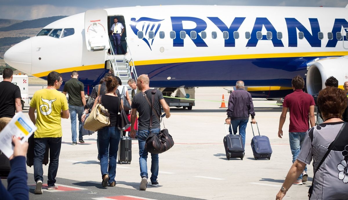 В Польше пилот Ryanair не пускал на борт самолета 30 украинцев: подробности