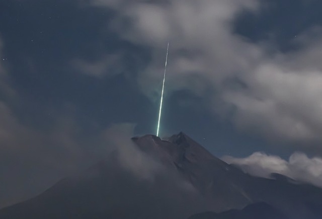 В Индии заметили НЛО, влетающий в жерло вулкана