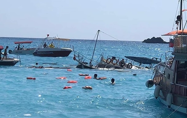 На турецком курорте затонул туристический катер
