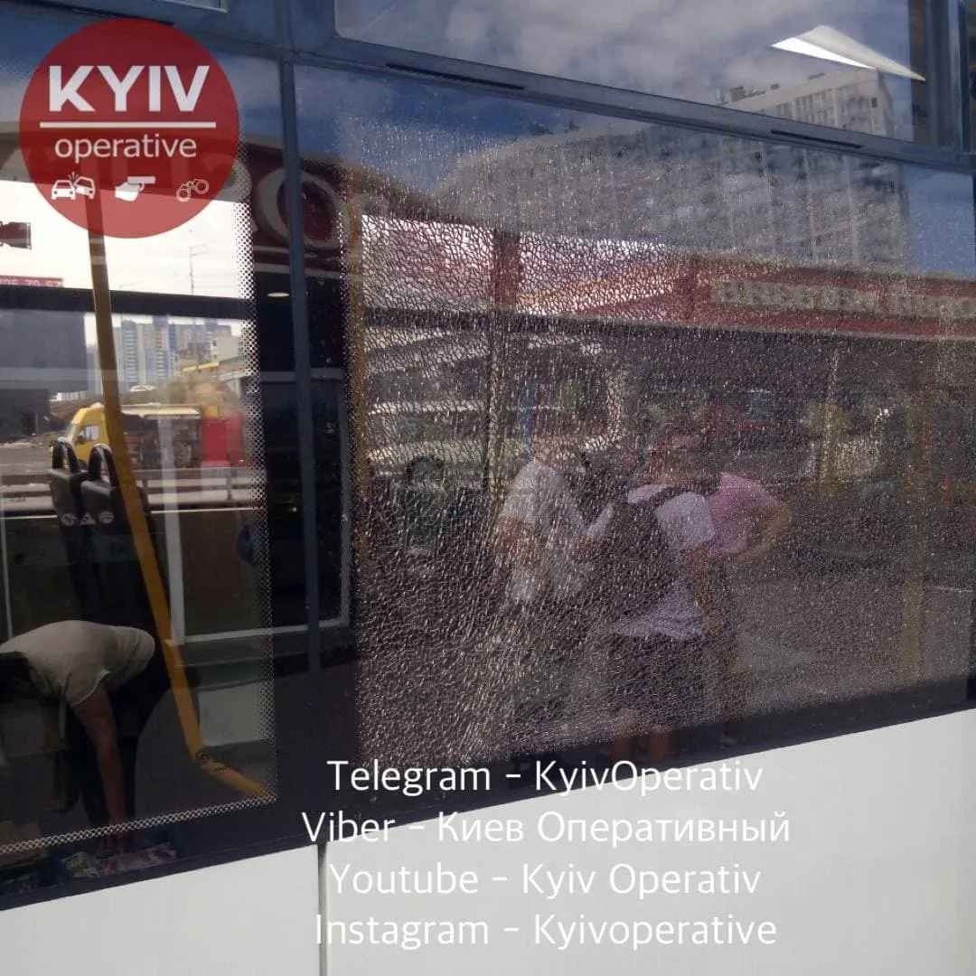 Камень из-под газонокосилки влетел в окно киевской маршрутки