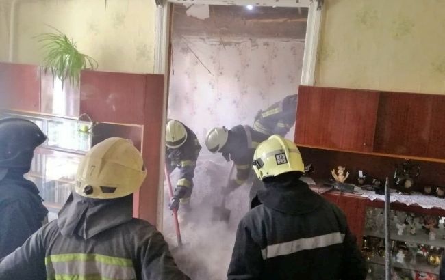 В Одессе обрушилось перекрытие в доме: под завалами спасатели нашли тело женщины