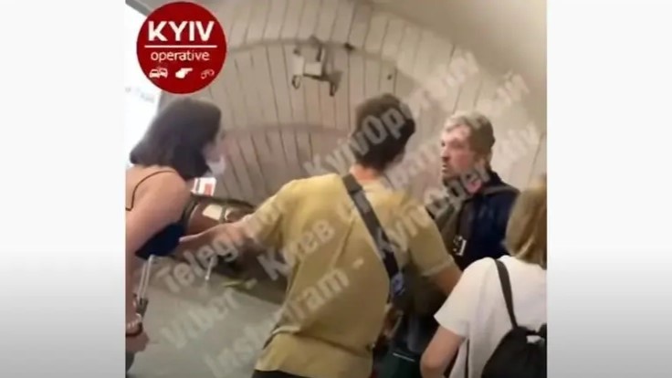 В киевском метро девушка избила шлепнувшего ее по попе мужчину