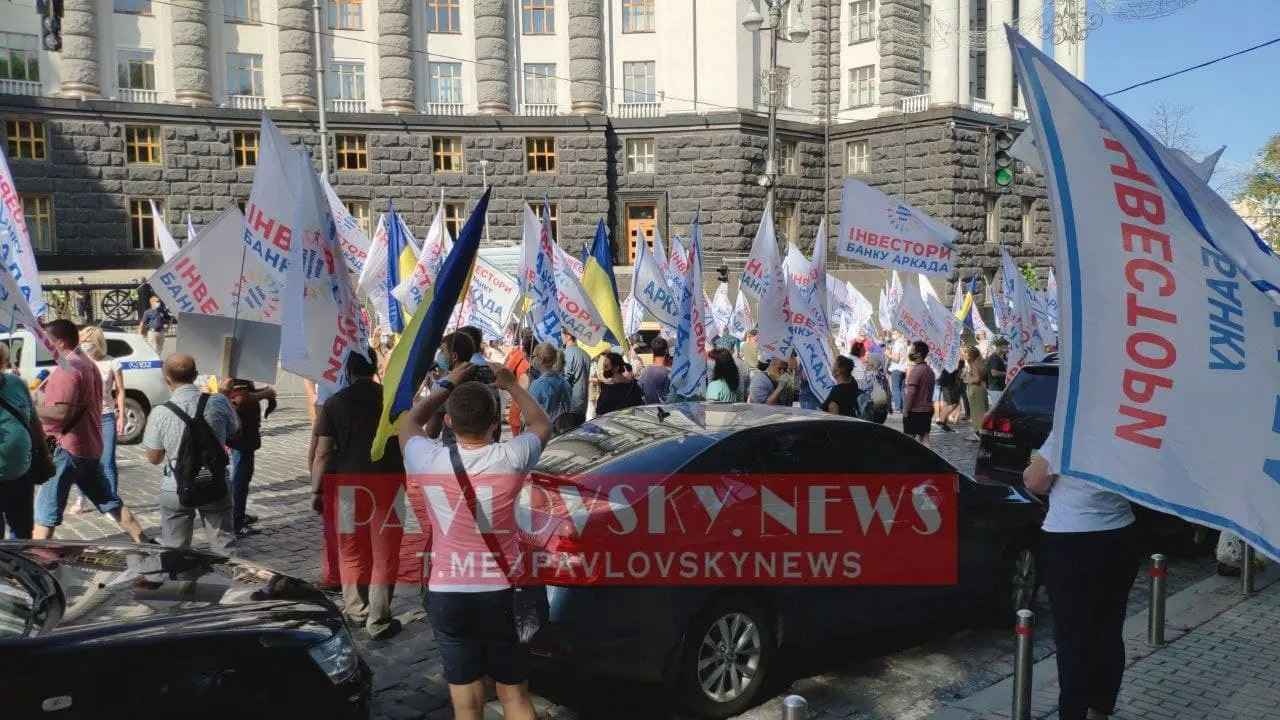 Протестующие перекрыли улицу Грушевского возле здания Кабмина